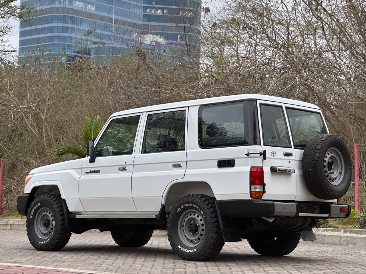 TOYOTA LAND CRUISER thumbnail 2
